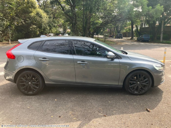 Volvo V40 2.0 T4 MOMENTUM  2018/2019